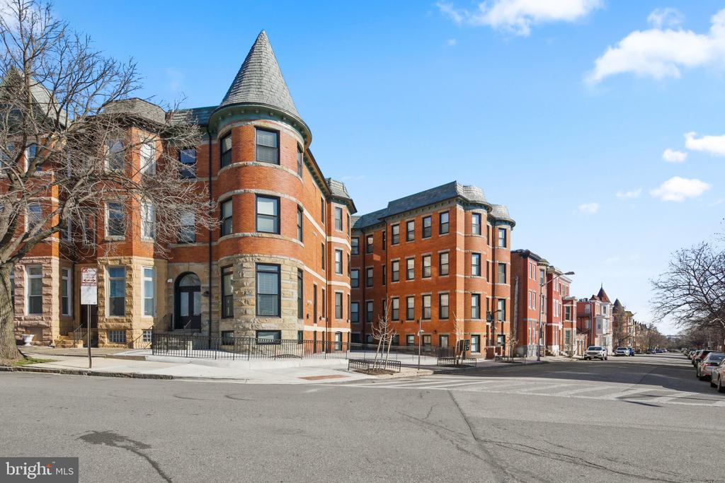 2201 Brookfield Ave in Baltimore, MD - Building Photo