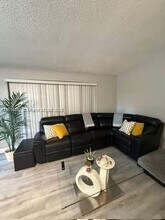 10730 SW 40th St in Miami, FL - Building Photo - Building Photo