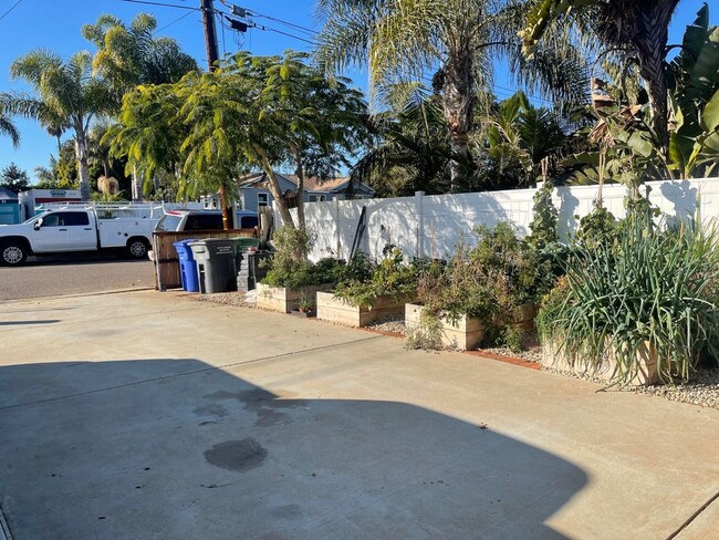 1110 Buena Vista Way in Carlsbad, CA - Building Photo - Building Photo