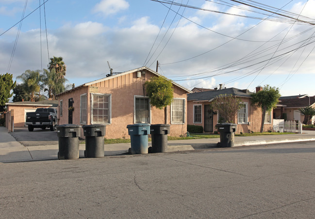 9645-9649 Park St in Bellflower, CA - Foto de edificio - Building Photo