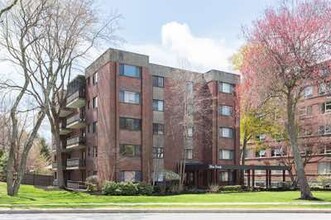 320 Hammond Pond Pkwy, Unit 104 in Newton, MA - Foto de edificio - Building Photo