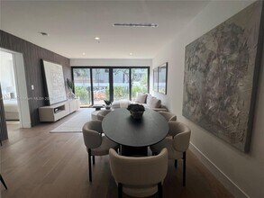 200 Sunrise Dr in Key Biscayne, FL - Foto de edificio - Building Photo