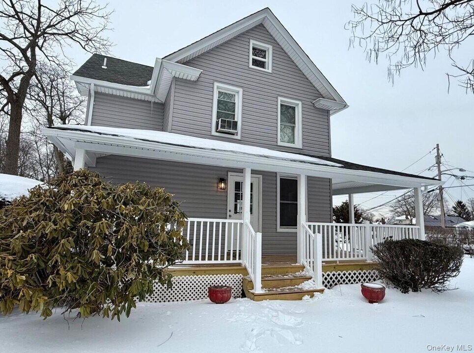45 Garfield St in Bay Shore, NY - Building Photo