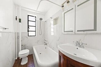 140 E 40th St in New York, NY - Building Photo - Building Photo