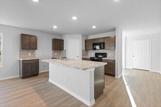 1102 Riggs St in Baytown, TX - Foto de edificio - Building Photo