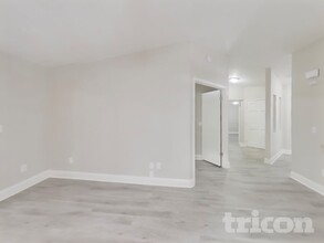 8127 Creedmoor Dr in Jacksonville, FL - Foto de edificio - Building Photo