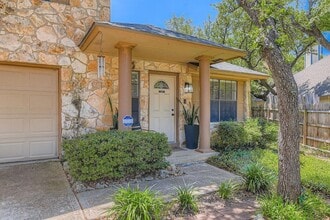 7301 Saralee Trail in Austin, TX - Foto de edificio - Building Photo