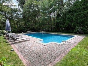 3 Cherry Blossom Ln in East Quogue, NY - Foto de edificio - Building Photo