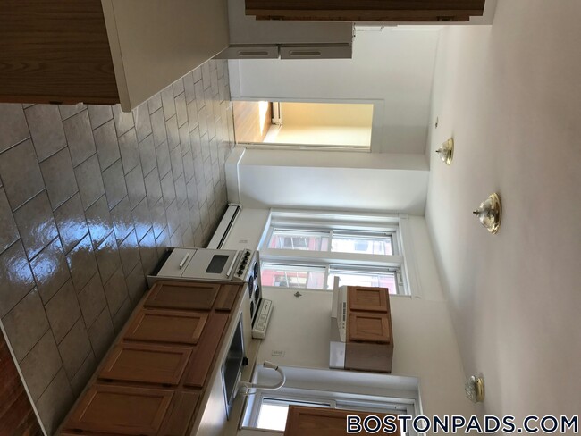 18 Parkway Rd, Unit 6 in Brookline, MA - Building Photo - Building Photo