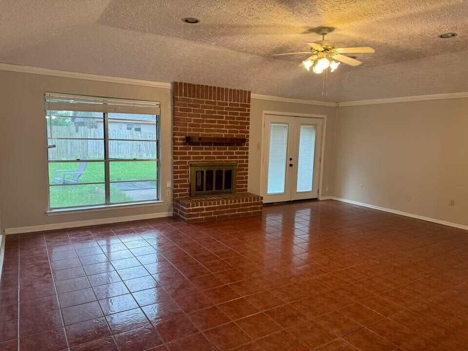 15711 Wingdale Dr in Houston, TX - Building Photo