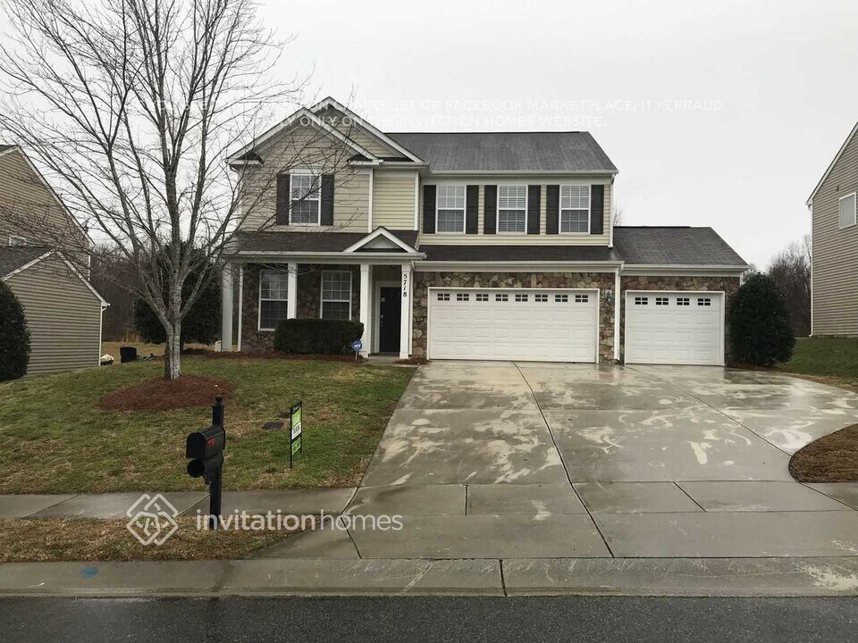 5718 Verrazano Dr in Waxhaw, NC - Building Photo