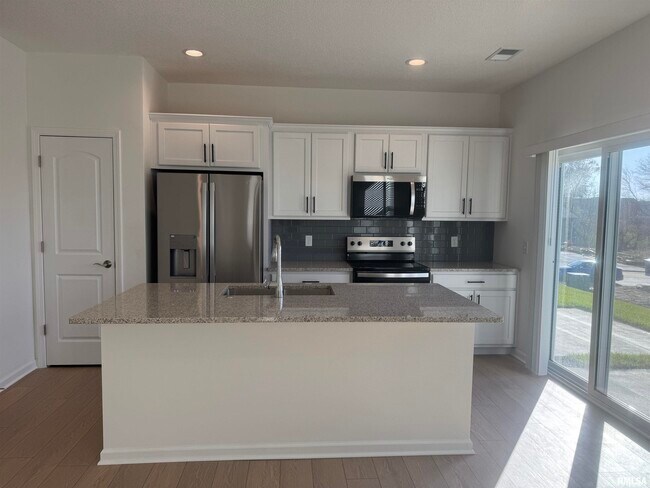 5894 Butterfield Ct in Bettendorf, IA - Building Photo - Building Photo