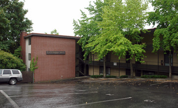 Crestwood Apartments in Seattle, WA - Building Photo - Building Photo