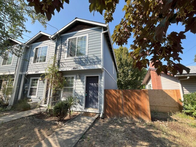 6649 N Columbia Way in Portland, OR - Building Photo - Building Photo