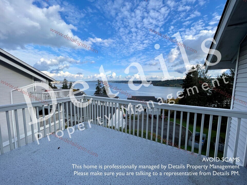 2261 Skyline Ln W in Bremerton, WA - Building Photo
