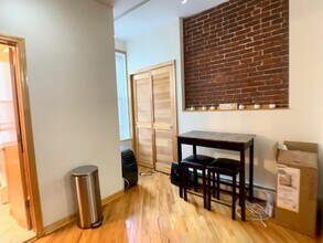 402 Grand St in Hoboken, NJ - Building Photo - Building Photo