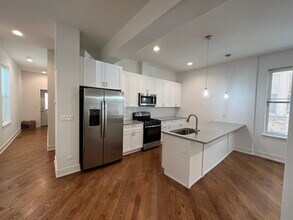 2205 W Iowa St in Chicago, IL - Building Photo - Building Photo