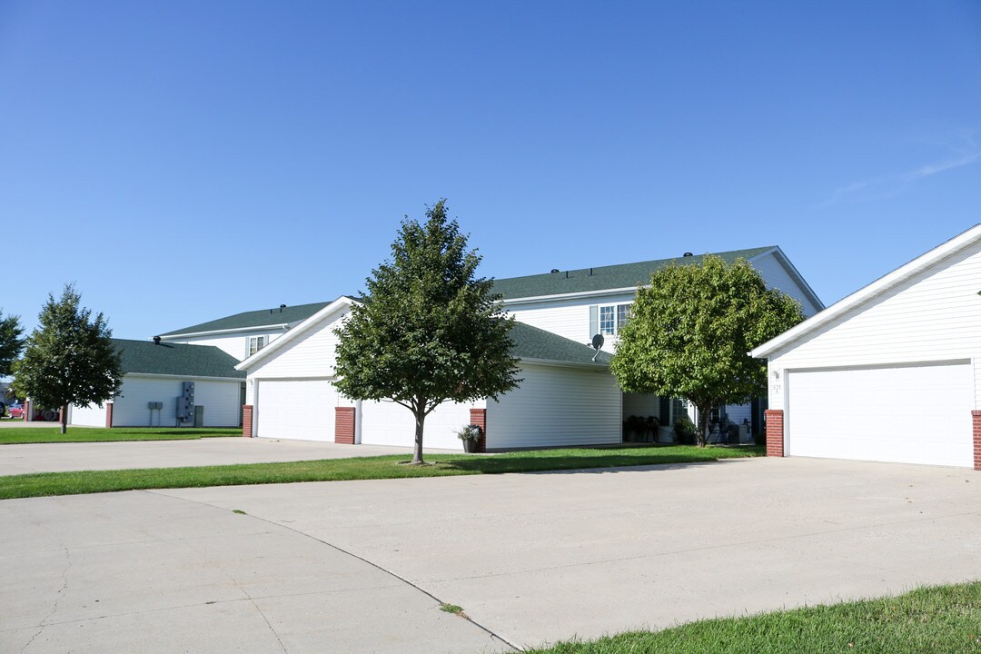 White Willows in West Fargo, ND - Building Photo