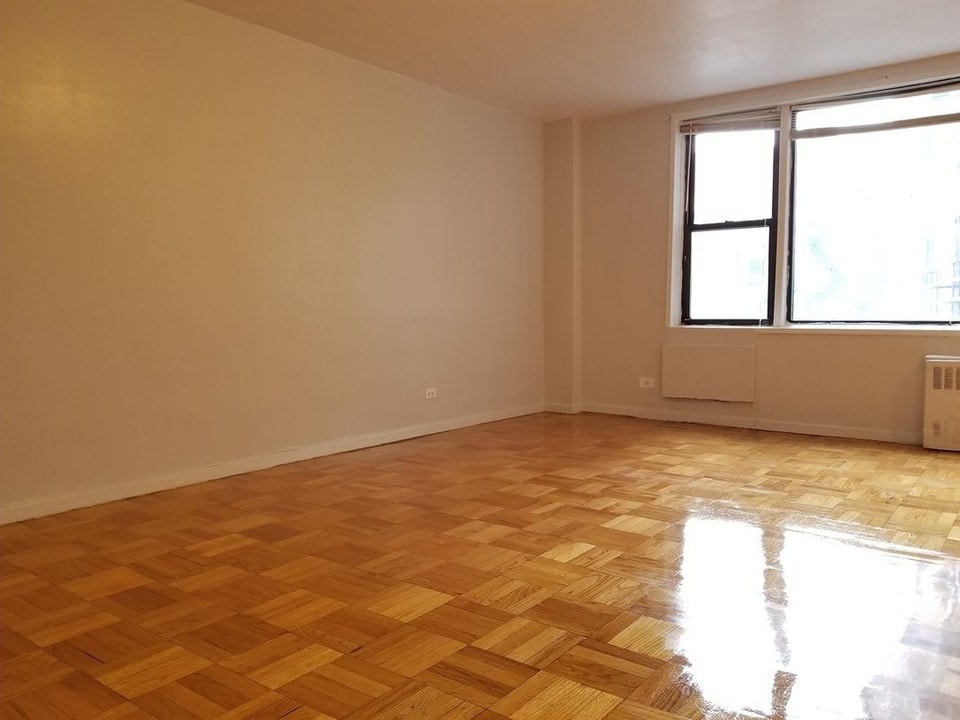 210 W 251st St in Bronx, NY - Building Photo