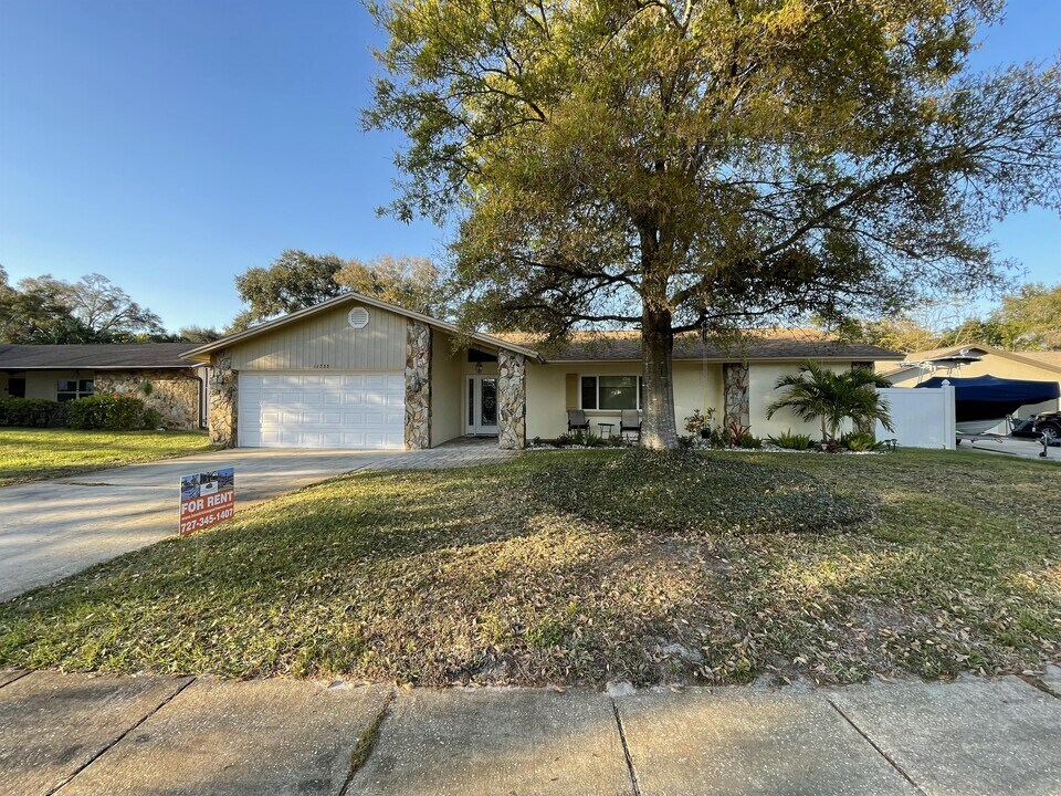 11733 Marla Ln in Seminole, FL - Building Photo