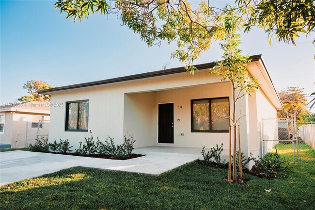 754 Dr B J McCormick Ave in Pompano Beach, FL - Building Photo - Building Photo