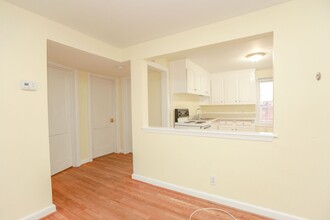 1423 W Ocean View Ave in Norfolk, VA - Building Photo - Building Photo