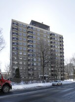 250 Ontario E in Montréal, QC - Building Photo