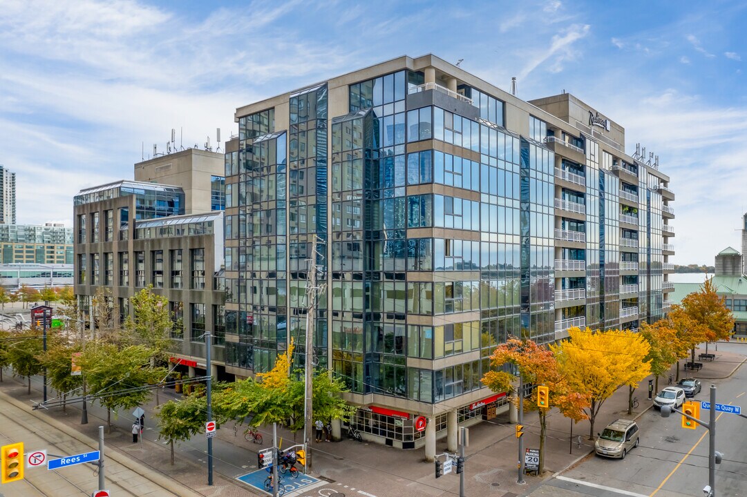 Admiralty Point in Toronto, ON - Building Photo