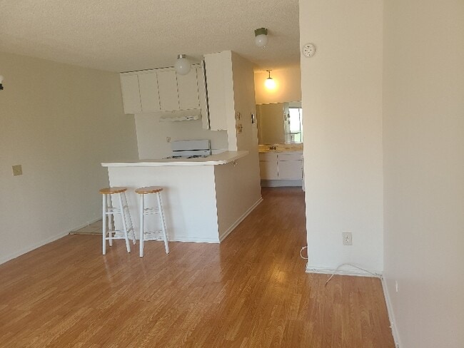 160 S El Molino Ave