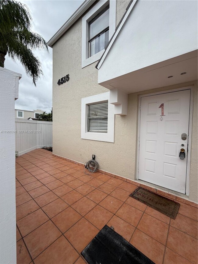 4515 SW 68th Court Cir, Unit 1 in Miami, FL - Building Photo - Building Photo