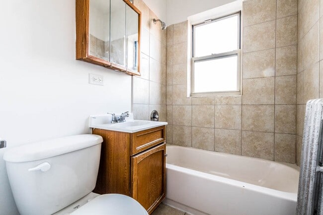 8200-04 S Ingleside Ave 915-19 E 82nd St Chicago, IL 60619 in Chicago, IL - Foto de edificio - Building Photo