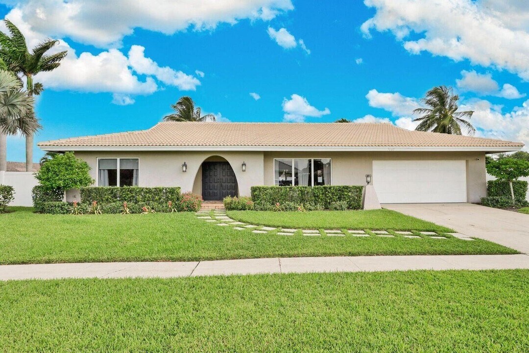 5660 Golfway Dr in Boca Raton, FL - Building Photo