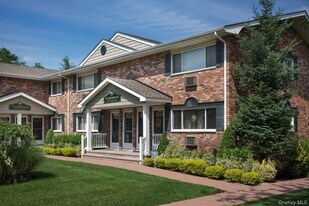 20 Westgate Dr in Bohemia, NY - Building Photo