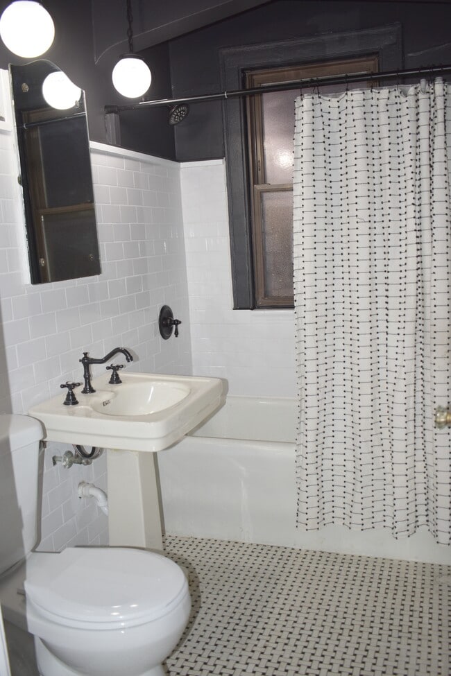 3218 W Balmoral Ave, Unit 2W in Chicago, IL - Building Photo - Building Photo