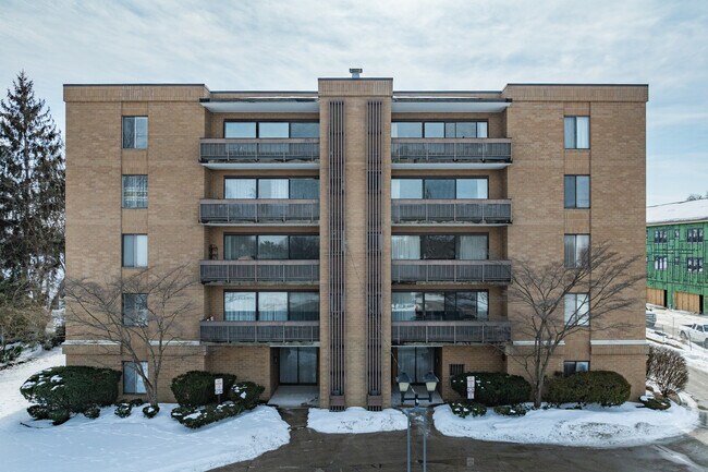 Carrollton Condominiums in Rocky River, OH - Foto de edificio - Building Photo