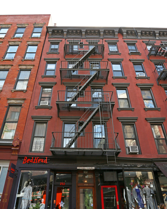 252 Elizabeth St in New York, NY - Building Photo - Building Photo