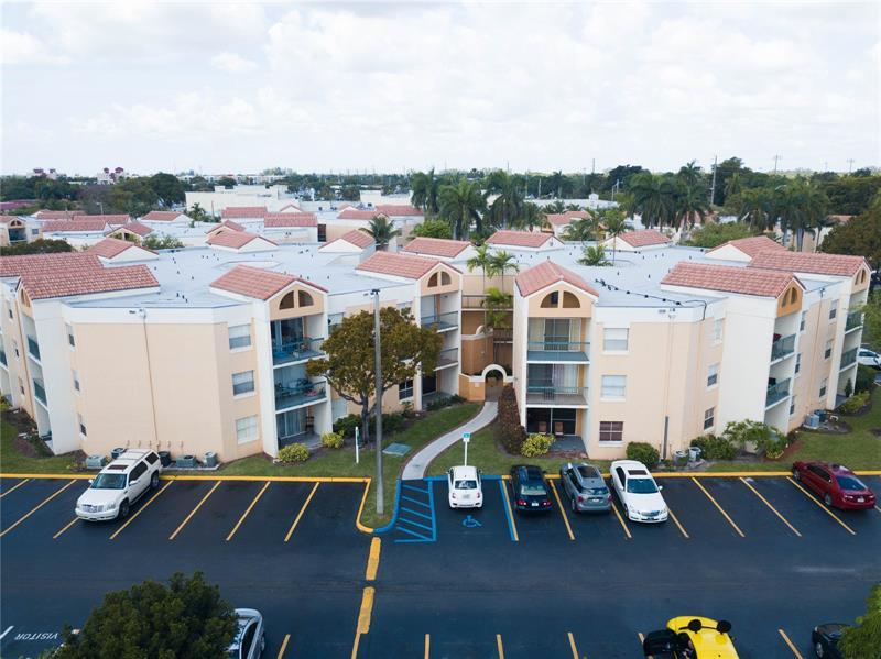 6276 NW 186th St, Unit 307 in Hialeah, FL - Building Photo