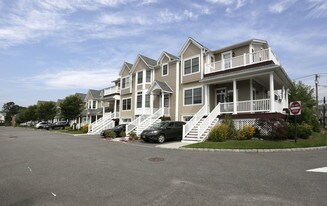 66 Park Ave in Babylon, NY - Building Photo