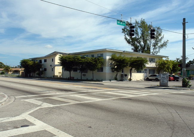 5815 NW 12th Ave in Miami, FL - Foto de edificio - Building Photo