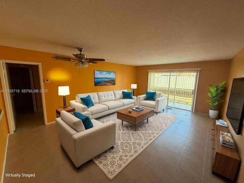 4848 NW 24th Ct, Unit 232 in Lauderdale Lakes, FL - Foto de edificio
