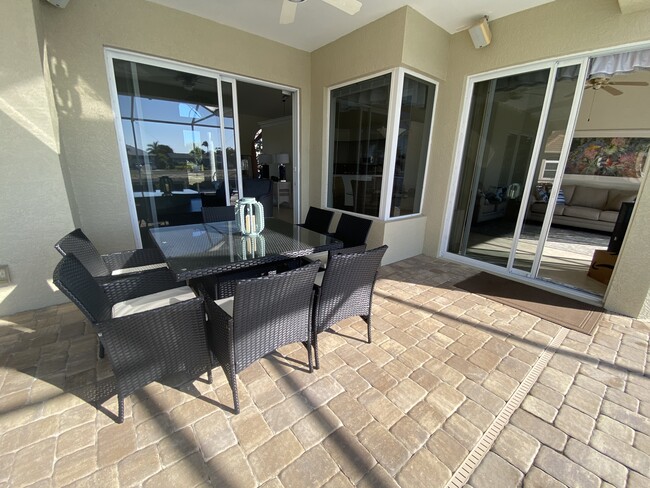 957 Hunt Ct in Marco Island, FL - Foto de edificio - Building Photo