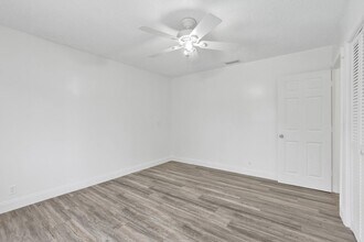 5127 Woodstone Cir E in Greenacres, FL - Building Photo - Building Photo