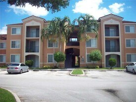7930 N Nob Hill Rd in Tamarac, FL - Building Photo