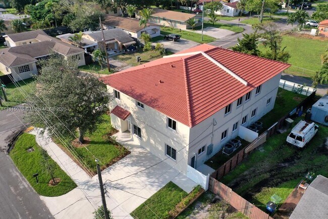 785 SW 7th Ave in Hallandale Beach, FL - Foto de edificio - Building Photo