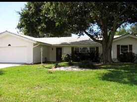 7202 Bounty Dr in Sarasota, FL - Building Photo