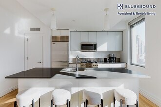 550 W 54th St in New York, NY - Building Photo - Building Photo