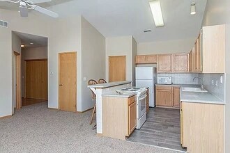 950 67th St, Unit #420 in West Des Moines, IA - Foto de edificio - Building Photo