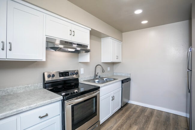 Cedar Apartments in Clovis, CA - Foto de edificio - Interior Photo