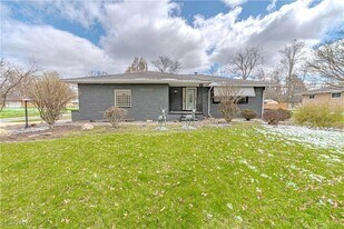 9135 Vista Dr in North Royalton, OH - Building Photo