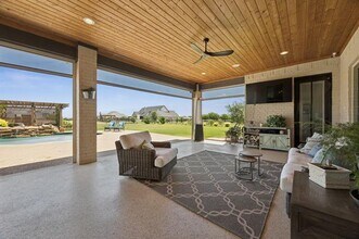 8604 Tuscan Wy in Godley, TX - Foto de edificio - Building Photo